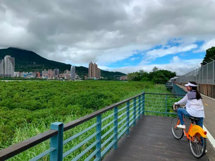 ubikeに乗って淡水駅に向かう